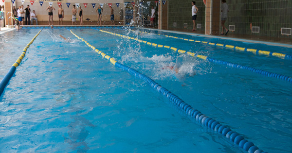 La natació contribueix a un desenvolupament físic integral i equilibrat dels alumnes