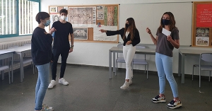 Els alumnes de 1r de Batxillerat participen en un taller de teatre en francès