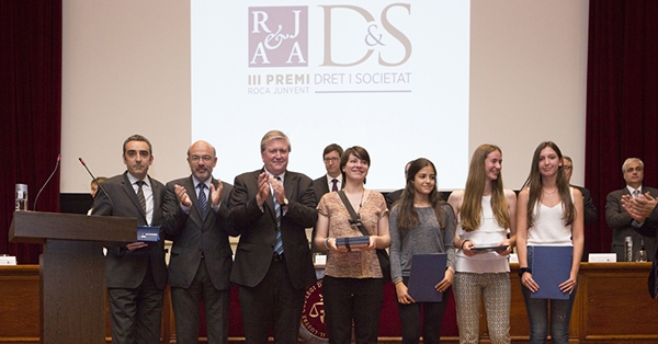 Tres estudiants d’ESO de l’Escola guanyen un premi en el “III Premi Dret i Societat. Responsabilitat Social de l’Advocacia”