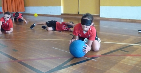 Petits i grans juguem a goalball