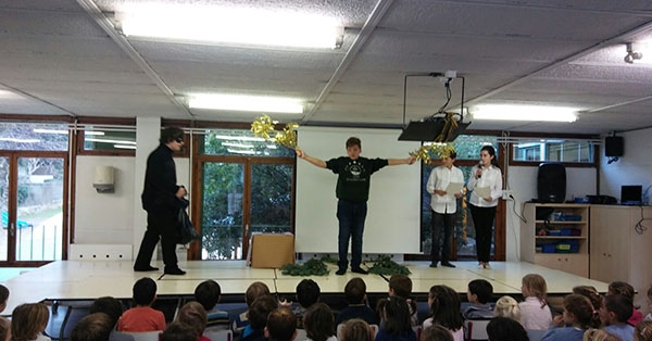 Alumnes de 2n ESO representen dos contes de Nadal per als alumnes d’Educació Infantil