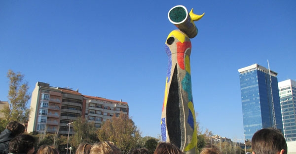 Ei4 anem a veure l&#039;escultura de&quot;La dona i l&#039;ocell&quot; de Joan Miró