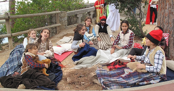 Els alumnes de 6èEP representen el tradicional pessebre vivent de l’escola