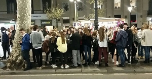 Alumnes i professors de Batxillerat van al teatre Poliorama a veure l’obra El curiós incident del gos a mitjanit