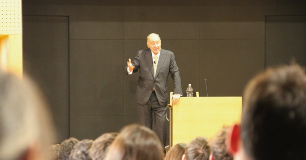 Miquel Roca i Junyent ofereix una lli&ccedil;&oacute; magistral sobre els valors democr&agrave;tics a l'alumnat de 2n de Batxillerat