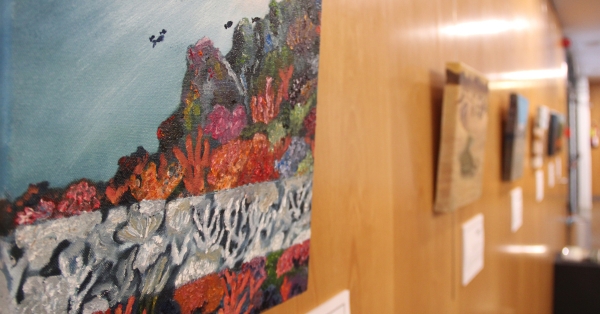 L&#039;alumna de 2n de Batxillerat Carla R. inaugura l&#039;exposició &quot;CLIMA&quot;