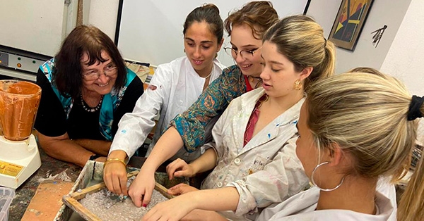 L’artista australiana Lone White visita l’Escola i imparteix un taller de ceràmica