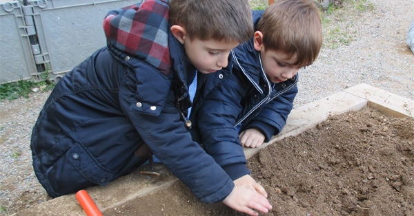 Els nens i nenes  d&#039;Ei3 comencem a cuidar el nostre hort