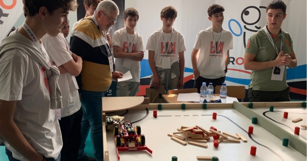 Un equip de BetàniaPatmos es classifica per a la final de la ROBOCAT 2024